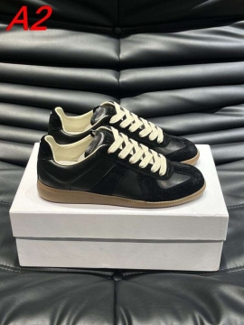 2026発売中！【MM6 Maison Margiela】スニーカー レザー×スエード V字装饰 德训鞋款式 アイボリー×ブラック カジュアル 