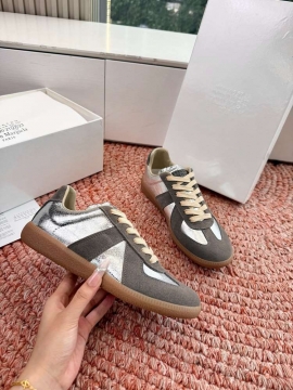 2026発売中！【MM6 Maison Margiela】スニーカー スエード×レザー 银ripple装饰 德训鞋款式 グレー×ベージュ カジュアル 