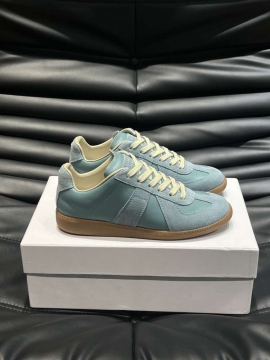 2026新作【MM6 Maison Margiela】スニーカー レザー×スエード 德训鞋款式 V字装饰 ミントブルー ストリート 