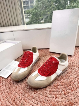 2026新作登場！【MM6 Maison Margiela】スニーカー レザー×スエード 赤色装饰 德训鞋款式 アイボリー×レッド ストリート 