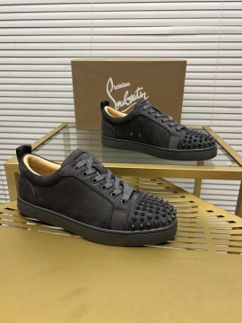 2026入荷しました【Christian Louboutin】スニーカー スエード 锥形釘装飾  ブラック×ブラウン ストリート 