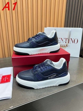 2026入荷しました【Valentino】スニーカーレザー スタuds Logo 厚底 ネイビー カジュアル 