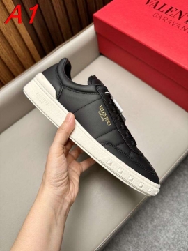 2026発売中！【Valentino】スニーカーレザー 金色ブランド字 鋲umbo底 黒 カジュアル 