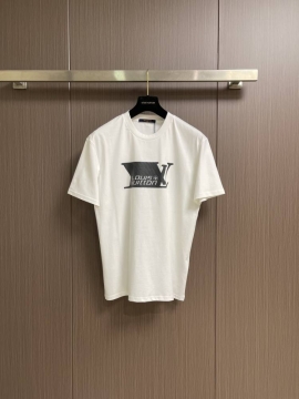 2026 ルイヴィトン 夏おすすめ カプセルプリント クルーネック半袖Tシャツ 洗濯耐久性抜群 ブランド コピー