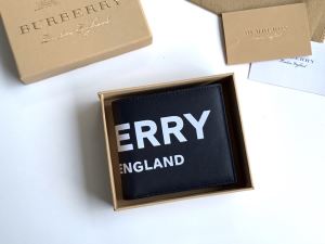 バーバリー 今年の流行りファション BURBERRY やっぱり優しい色 財布ウォレット 【2020秋冬トレンド】押さえておきたい