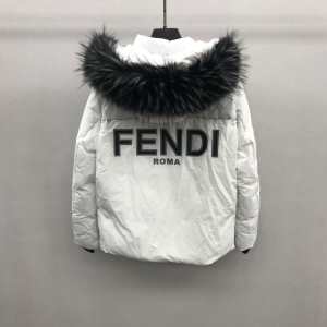 フェンディ 秋トレンドの新定番 FENDI 2020秋冬人気色おすすめ ダウンジ...