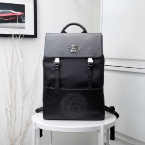 【2020秋冬トレンド】押さえておきたい ヴェルサーチVERSACE 秋にこれがはやりそうリュック サイズのよさを感じる新作
