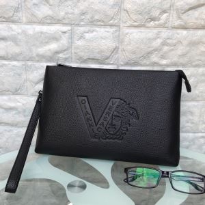 VERSACE おしゃれさんはいち早く取り ヴェルサーチ2020秋、イチオシ上品 ポーチ 新作アイテムが今年流