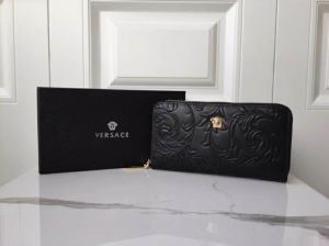 【2020春夏】最新コレクション 春夏のトレンドアイテム ヴェルサーチVERSACE 財布