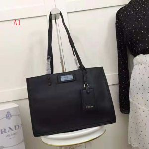 今年人気定番 圧倒的人気新着 PRADA プラダ ショルダーバッグ 3色可選 冬季限定販売