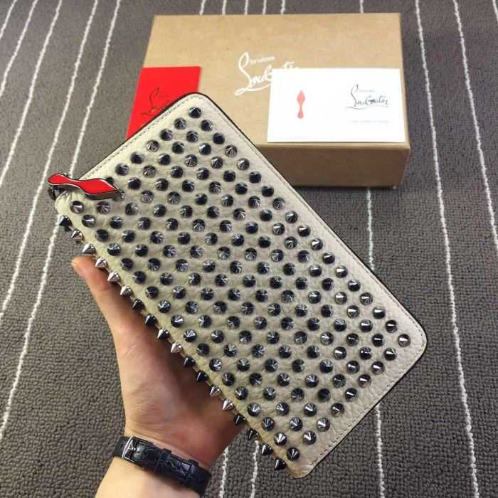 セール中2020秋冬 クリスチャンルブタンChristian Louboutin 財布