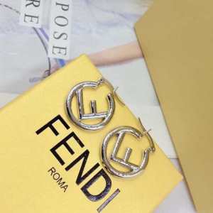 春夏大人カジュアル 優しい雰囲気スタイリッシュに フェンディ FENDI【2020年】夏のファッション ピアス