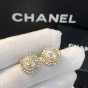 2020年の夏のマスト シャネルぐっと鮮度がアップ CHANEL 夏らしい抜け感を演出し ピアス クラシカルな雰囲気