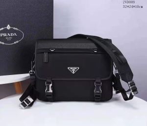 レディースバッグ 夏先に大活躍する プラダ主張性もカジュアルさ PRADA 2020春夏トレンドアイテム 最も目立ったブランド新品