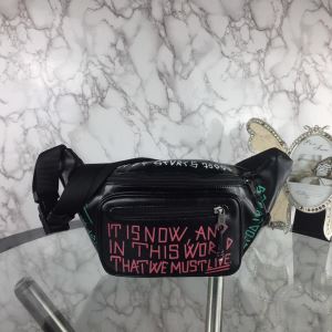 バレンシアガ BALENCIAGA 【2020秋冬トレンド】押さえておきたい ウエストポーチ 今年の流行りファション サイズのよさを感じる新作