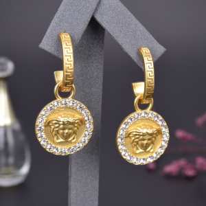 注目されている ヴェルサーチ20新作です VERSACE ピアス 普段使いにも最...