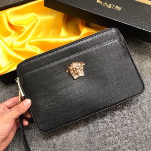 秋ファションのトレンド ヴェルサーチ 一番おしゃれ秋冬トレンドVERSACE ポーチ 2020秋に注目したい