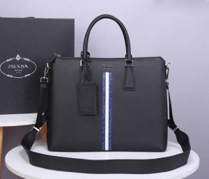 大人気のブランドの新作 ハンドバッグ 取り入れやすい プラダ PRADA 確定となる上品