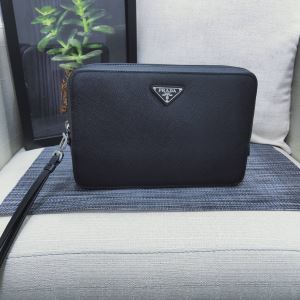 ポーチ 今年の流行りファション プラダ【2020秋冬トレンド】押さえておきたい PRADA やっぱり優しい色 2色可選