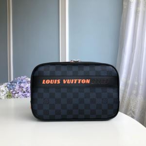 秋ファションのトレンド ルイ ヴィトン 一番おしゃれ秋冬トレンド LOUIS VUITTON 2020秋に注目したい ポーチ おしゃれさんはいち早く取り