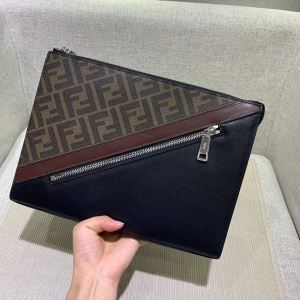 普段使いにも最適なアイテム ポーチ ストリート感あふれ フェンディ FENDI