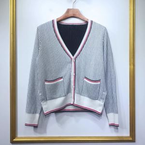 優しい雰囲気スタイリッシュに トムブラウン 【2020年】夏のファッション THOM BROWNE ニットコート 目を引く春夏トップス