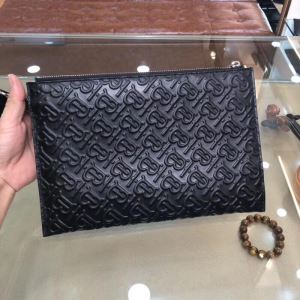 ポーチ 2020年夏の一押しファッションアイテム 海外セレブは大人気 バーバリー BURBERRY