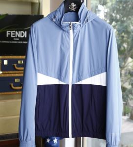 ファッショニスタを中心に新品が非常に人気 フェンディ FENDI 2020春新作 フード付きコート