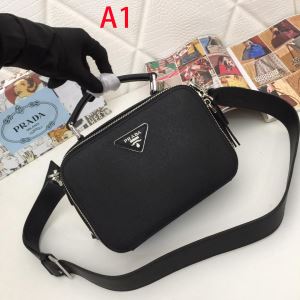 大人のカジュアルスタイル レディースバッグ 洗練された印象に プラダ PRADA 今期注目のブランドトレンド 快適な着心地