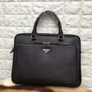 ビジネスバッグ 大人カジュアル夏ファッション2020 春夏の流行りトップス プラダ PRADA