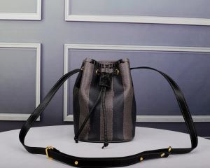レディースバッグ 透け感新作がイチ推し フェンディ 上品な印象に格上げ FENDI 2020SSのトレンド商品 夏大人気のアイテム