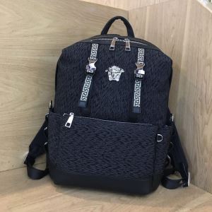 リュック 毎日はちょっとイイ秋冬新品 ヴェルサーチファッショントレンドを早速チェック VERSACE 2020秋冬流行ファション