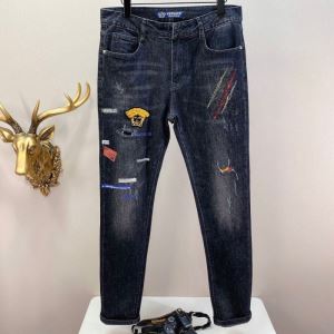 累積売上総額第１位 ジーンズ 絶対に見逃せない ヴェルサーチVERSACE 20SS☆送料込