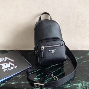 非常にシンプルなデザインな プラダ PRADA 価格帯が低い リュック 高級感のある素材