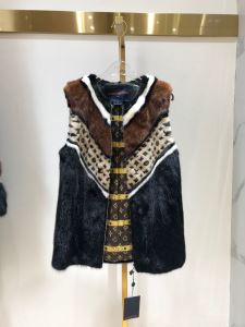 おしゃれに秋を迎えるために　ルイ ヴィトン LOUIS VUITTON　2020トレンドカラー秋冬セール　フード付きコート　とにかく完璧ブランド新作