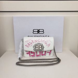ミニバッグ秋冬にお世話になる定番 バレンシアガ優しいのに存在感 BALENCIAGA 【最新】2020年秋冬のトレンド速報