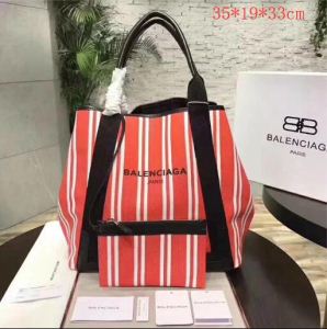 高級感漂うBALENCIAGAバレンシアガ偽物ショルダー付きレディーストートバッグ主役級のアイテム