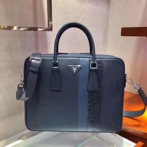 ビジネスバッグ プラダ 海外でも人気なブランド PRADA 一番手に入れやすい