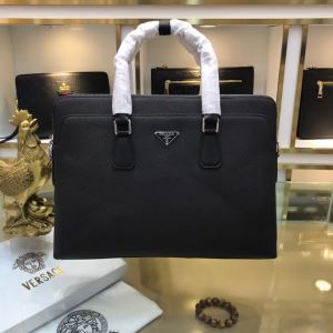 最高にCOOL秋冬新作 ハンドバッグ ファッショントレンドを早速チェック プラダ...