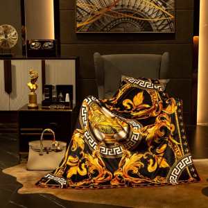夏はエアコンの効いた部屋対応 ヴェルサーチ 数量限定で登場するブランケット VERSACE ブランケット毎日安心してお使える