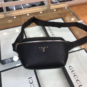 ウエストポーチ コーデの完成度を高める プラダ PRADA この時期の一番人気は