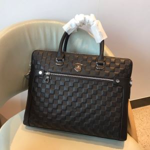 秋冬ファッションコーディネート ルイ ヴィトン人気ファッション雑誌でも掲載 LOUIS VUITTON ハンドバッグ 最重要2020秋冬トレンド