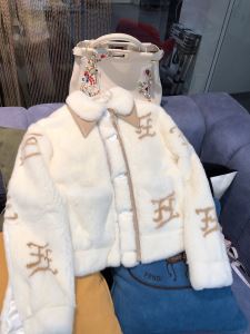 FENDI　　寒い季節トレンド上品　フェンディ 20202020秋冬流行色紹介　フード付きコート　今年の秋冬のトレンド激安セール