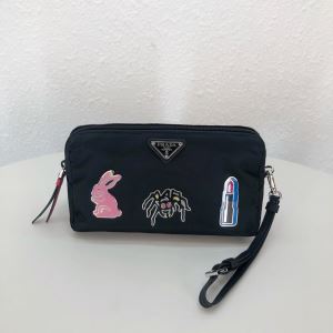 夏らしい季節感 レディースバッグ ぐっと鮮度がアップ プラダ クールな印象を引き立て PRADA ハンドバッグ 2020年の夏のマスト