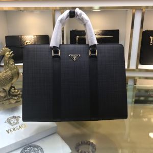 気になる2020年秋のファッション 秋トレンドの新定番 プラダ PRADA ハンドバッグ 今から取り入れられるトレンド