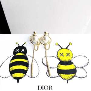 2020年最新ファッション 夏の大人カジュアルスタイル ディオール DIOR リラックス感のあるゆったり ピアス