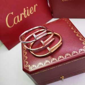 ブレスレット 大人のカジュアルスタイル カルティエ2020春夏は人気定番 CARTIER 洗練された印象に 3色可選