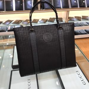 ハンドバッグ 大人っぽさや重厚感をカジュアル　フェンディとにかく暖かい防寒着おすすめ　FENDI　20202020年最新のブランド新品