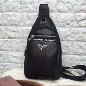 2020年の夏のマスト プラダ PRADA ショルダーバッグ 素敵なスタイルで夏の定番