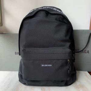 秋冬ファッションコーディネート バレンシアガ BALENCIAGA人気ファッション雑誌でも掲載 リュック 最重要2020秋冬トレンド